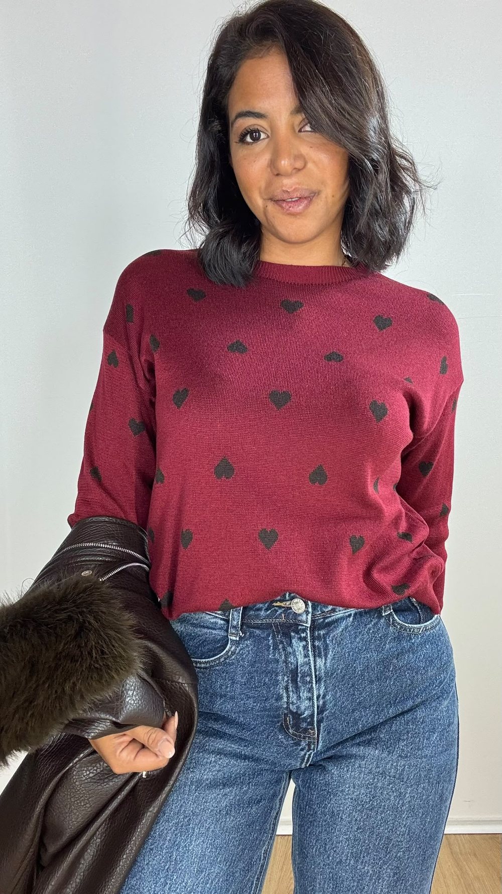 Maglia bordeaux con cuori neri e jeans